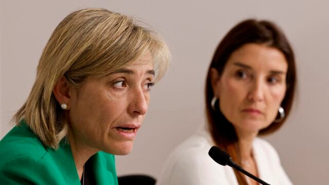 La consellera de Justicia, Elisa Nuñez (i), junto a la portavoz del Gobierno valenciano, Ruth Merino, tras el pleno del Consell