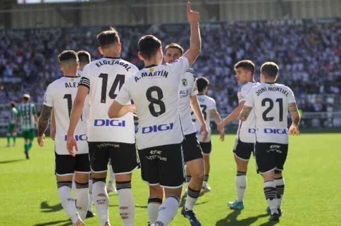 Los futbolistas del Burgos celebran un gol