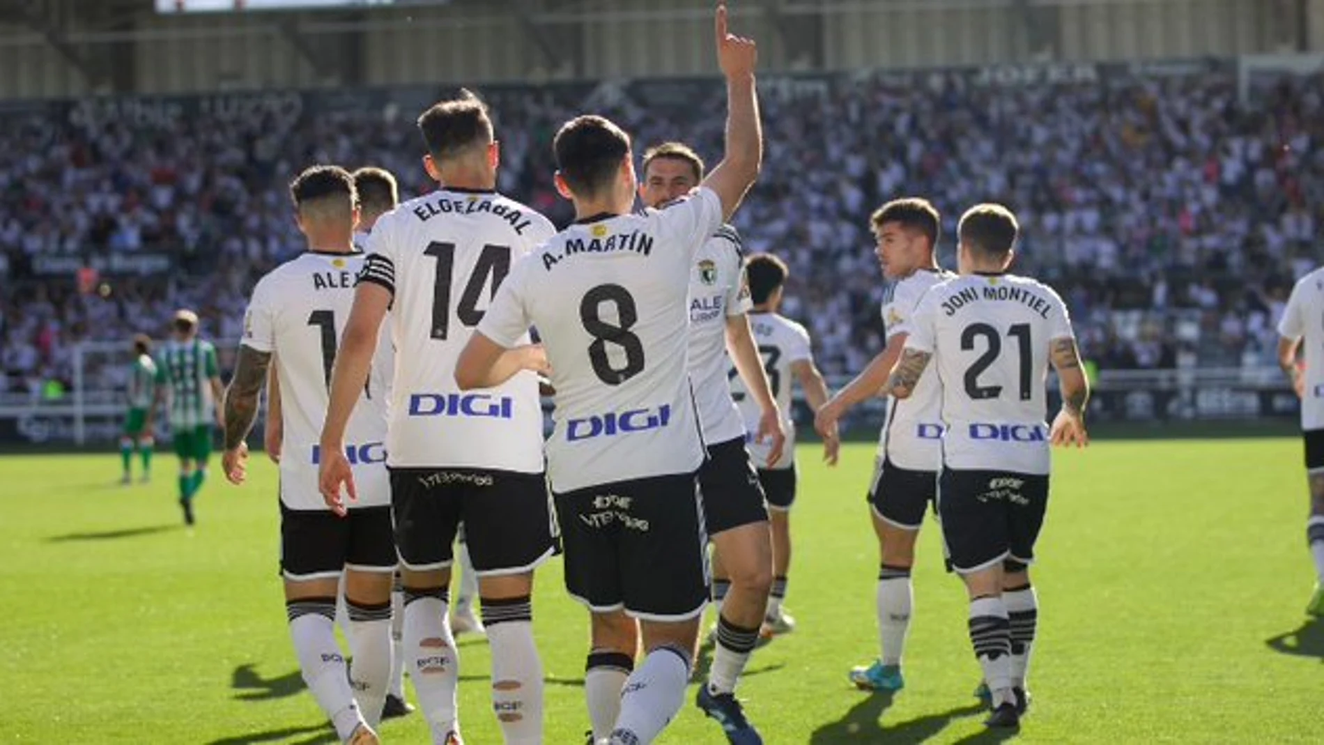 Los futbolistas del Burgos celebran un gol
