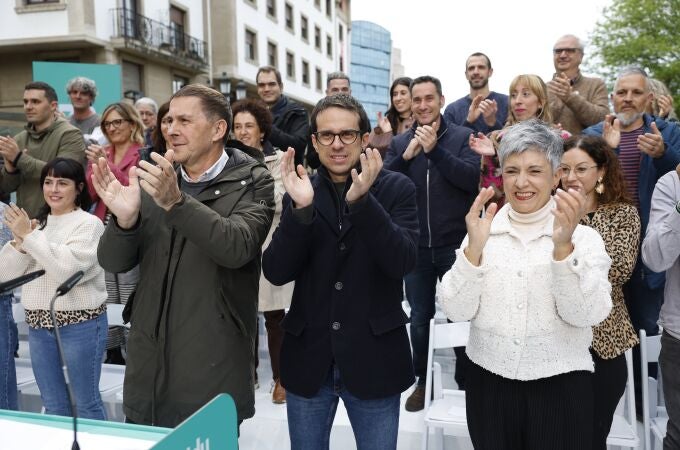El coordinador general de EH Bildu, Arnaldo Otegi (i), y el candidato de la formación a lehendakari, Pello Otxandiano (d), han participado este miércoles en Santurce (Bizkaia) en un acto de campaña para las próximas elecciones vascas del 21 de abril. 