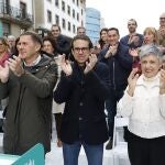 El coordinador general de EH Bildu, Arnaldo Otegi (i), y el candidato de la formación a lehendakari, Pello Otxandiano (d), han participado este miércoles en Santurce (Bizkaia) en un acto de campaña para las próximas elecciones vascas del 21 de abril. 