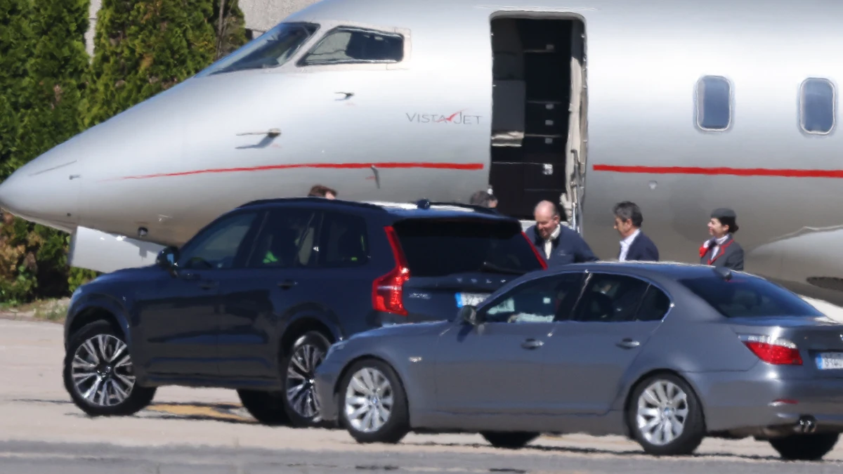 El Rey Juan Carlos I vuelve a España mientras don Felipe VI y doña Letizia visitan Holanda