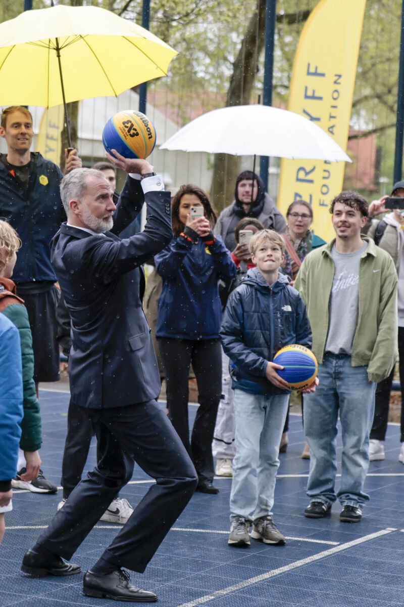 El Rey Felipe VI lanzando a la canasta