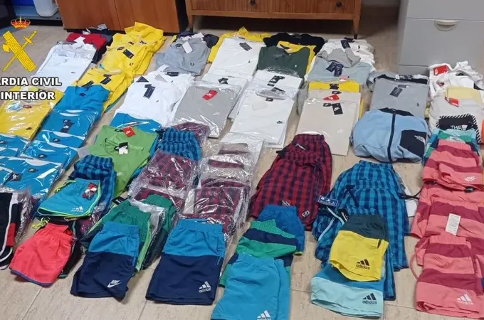 La Guardia Civil de Cáceres investiga a un vendedor de ropa falsificada que iba de pueblo en pueblo