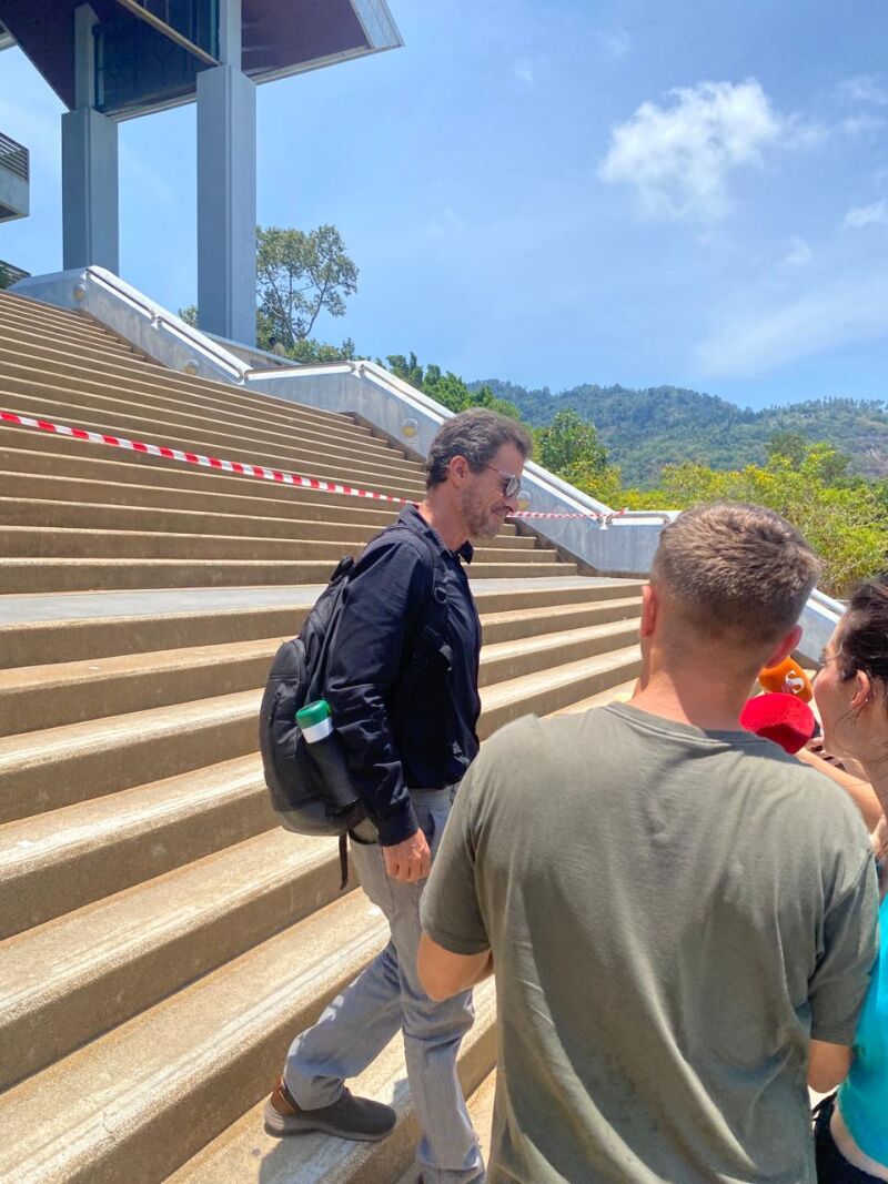 Rodolfo Sancho sale a comer del Tribunal de Koh Samui, donde se juzga a su hijo Daniel