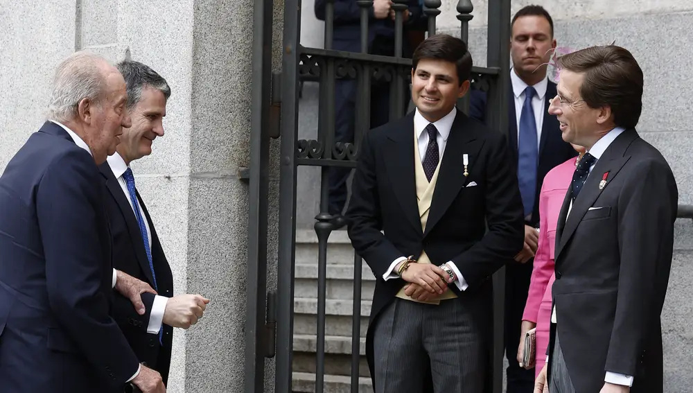 Juan Urquijo recibe a Don Juan Carlos junto a José Luis Martínez-Almeida en el día de su boda con Teresa Urquijo