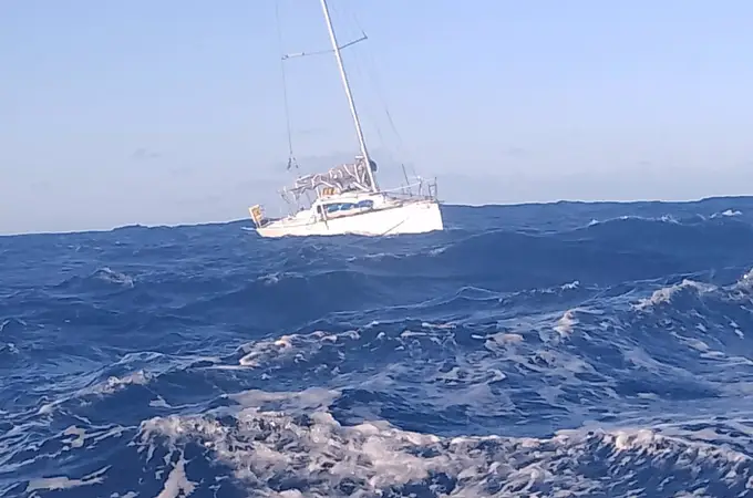 Buscan al tripulante de un velero encontrado a la deriva frente a la Costa da Morte