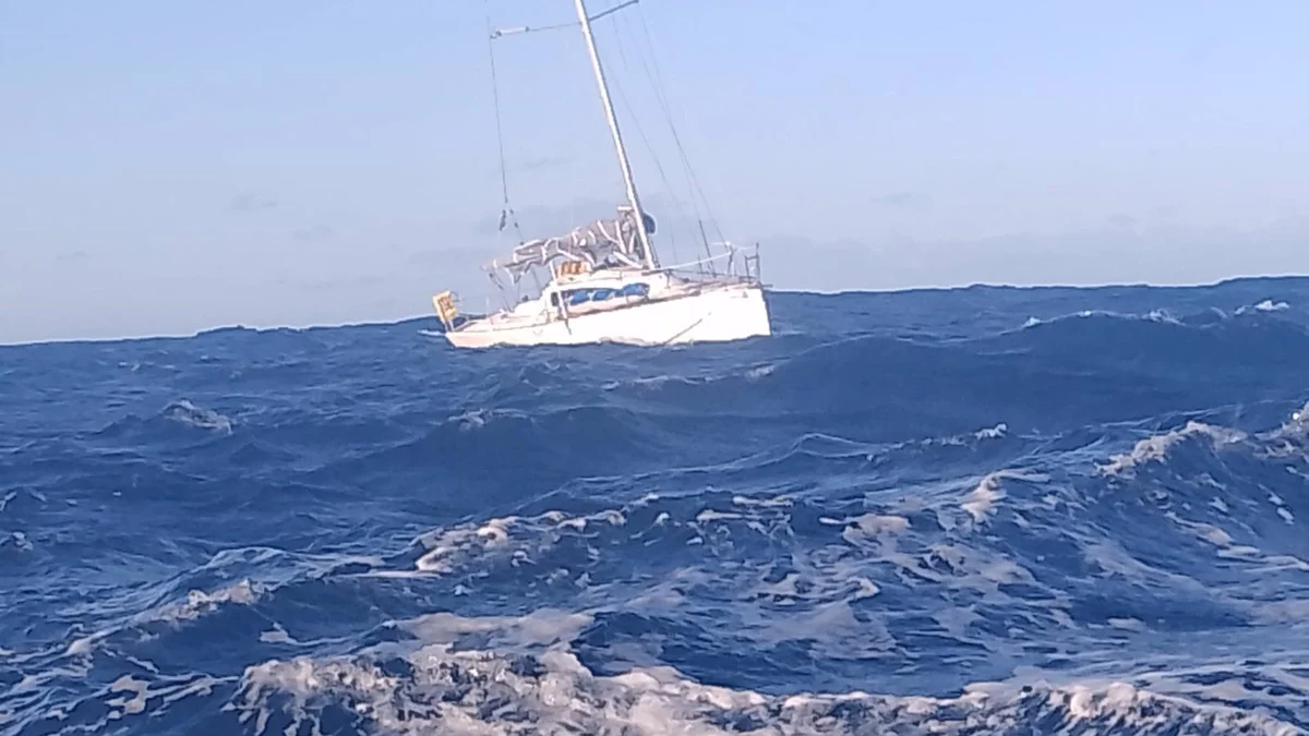 Buscan al tripulante de un velero encontrado a la deriva frente a la Costa da Morte