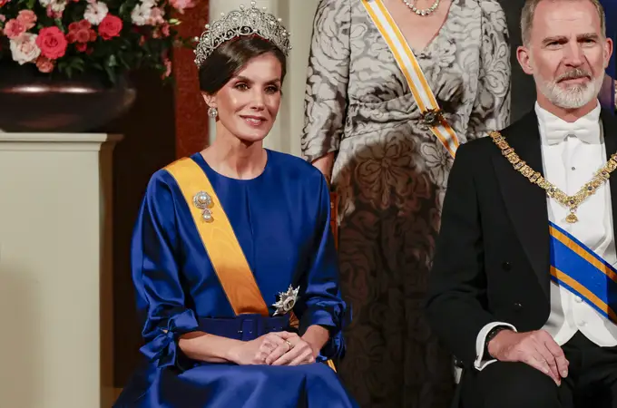 La Reina Letizia se corona en la cena de Estado en Holanda de azul noche y con la tiara rusa del joyero real
