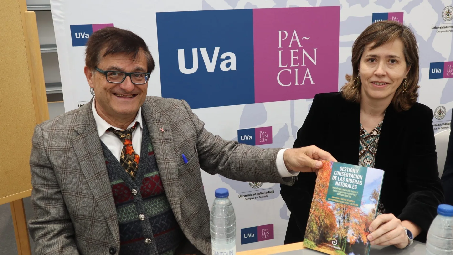 Ana Isabel Magide y Juan Andrés Oria de Rueda presenta la guía en la Biblioteca del Campus de "La Yutera"