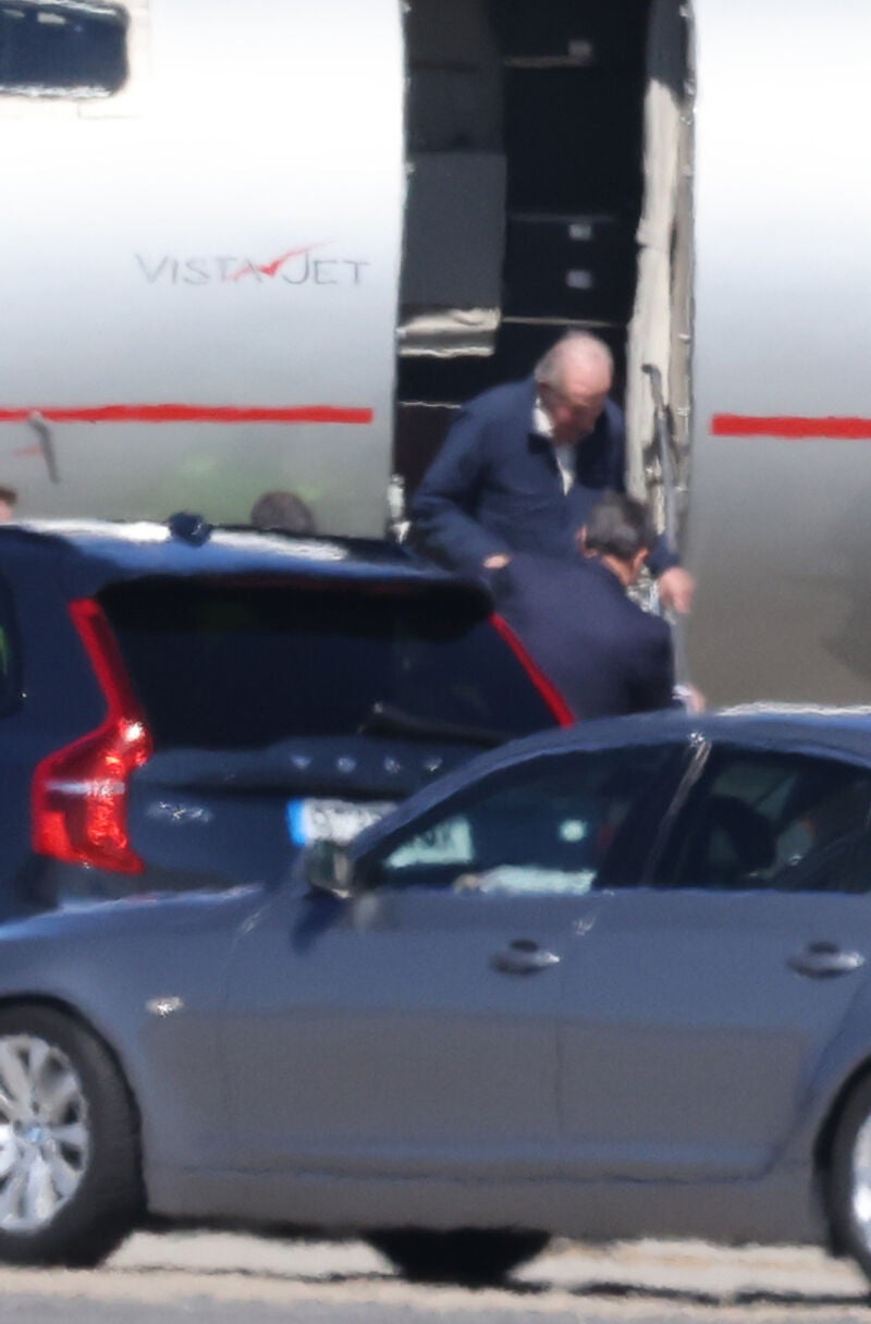 El Rey Juan Carlos ha necesitado ayuda para bajar del avión