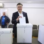 El primer ministro croata, el conservador Andrej Plenkovic, al acudir a votar este miércoles