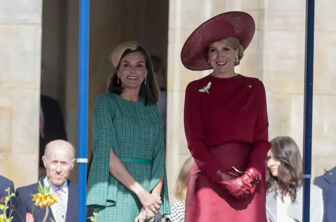 La Reina de la elegancia es Letizia con vestido verde español (y tocado) en su primer encuentro del día con Máxima de Holanda