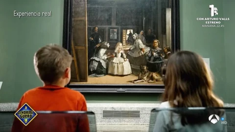 Niños con "Las Meninas" al fondo