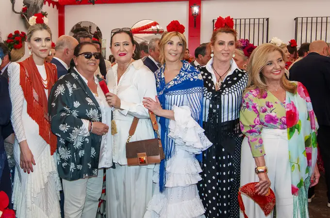 Manuela Villena se convierte en la estrella de la jornada en la Feria de Abril con un traje de flamenca blanco de lo más elegante