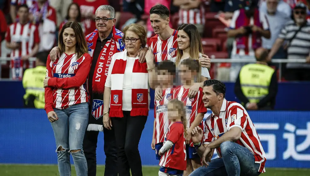 Fernando Torres with his family