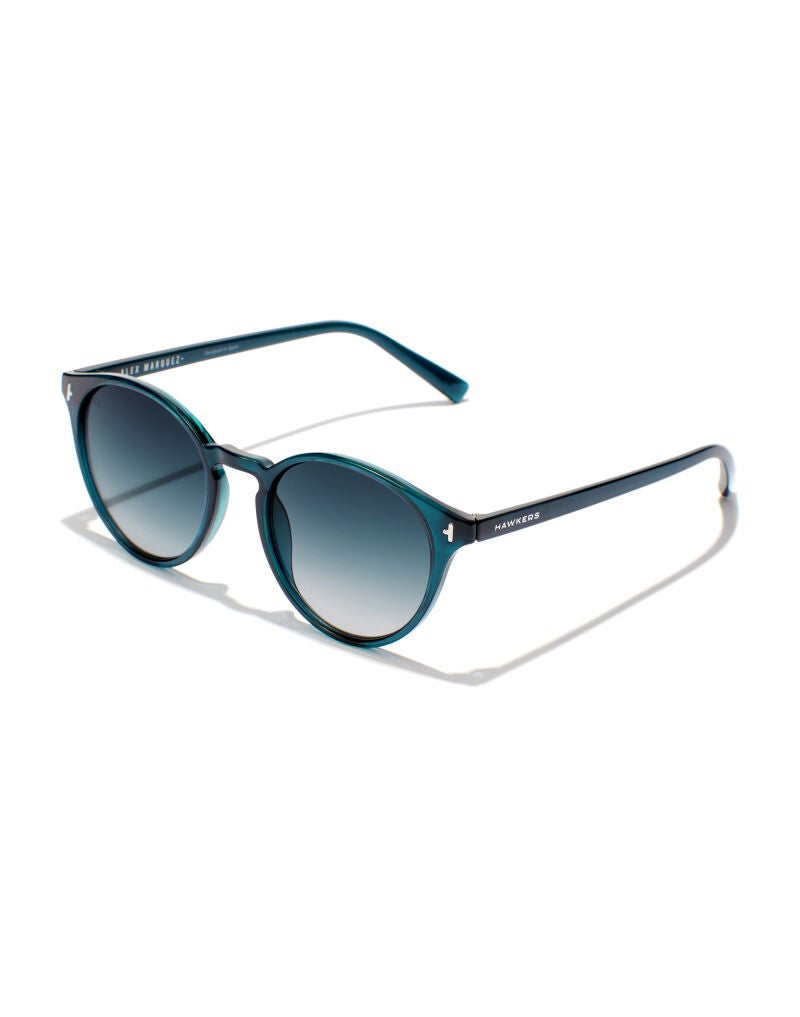 La gafa SALT es una propuesta sofisticada, con un diseño de pantos con lentes degradadas en azul.
