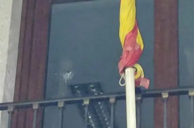 Un Ayuntamiento de Toledo amanece con un disparo en la ventana del despacho del alcalde