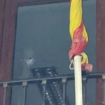 Imagen del disparo en una de las ventanas del Ayuntamiento de Las Ventas con Peña Aguilera (Toledo)