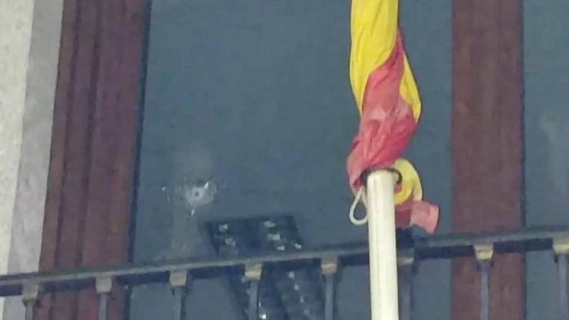 Imagen del disparo en una de las ventanas del Ayuntamiento de Las Ventas con Peña Aguilera (Toledo)