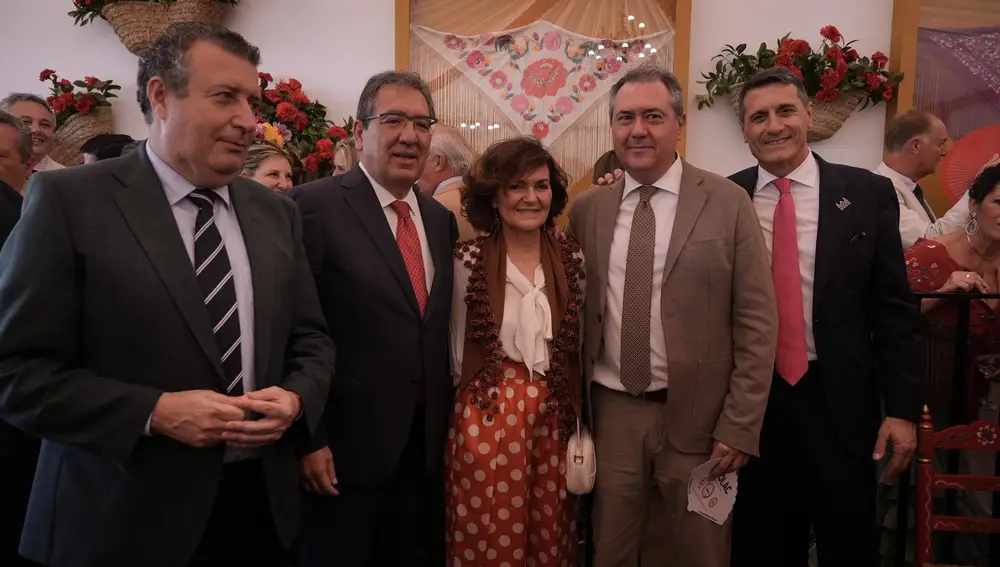 Asistentes a la recepción acompañan al presidente de la Fundación Cajasol