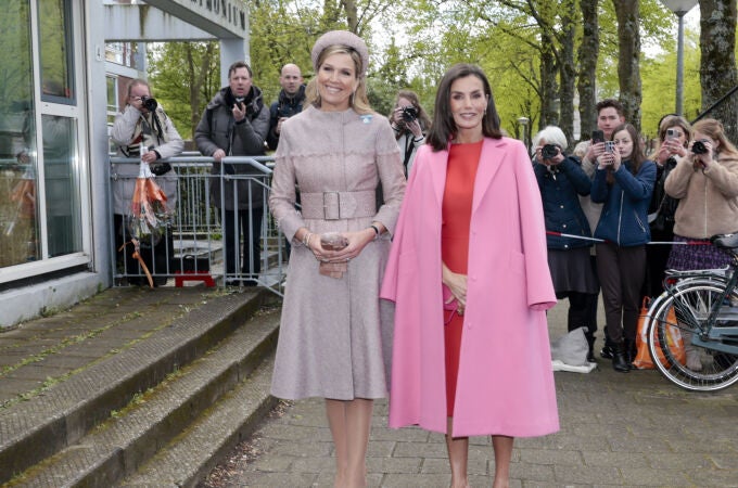 Los looks de la Reina Letizia y Amalia de Holanda.