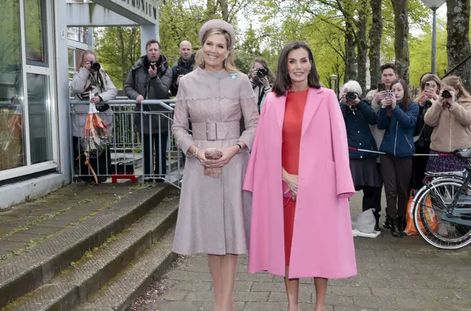 La Reina Letizia sabe cómo arriesgar (y ganar) en Holanda con vestido naranja y zapatos de tacón muy cómodo