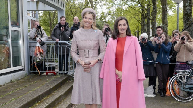 Los looks de la Reina Letizia y Amalia de Holanda.
