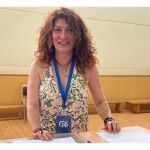 Manuela Garrido, alcaldesa de Tobarra (Albacete), junto a varias urnas electorales