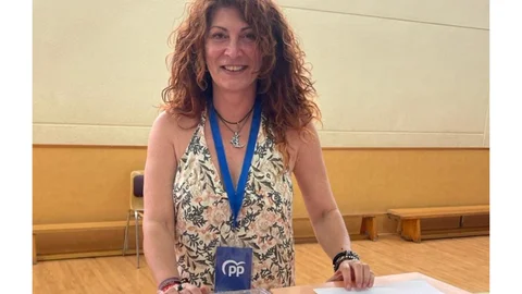 Manuela Garrido, alcaldesa de Tobarra (Albacete), junto a varias urnas electorales