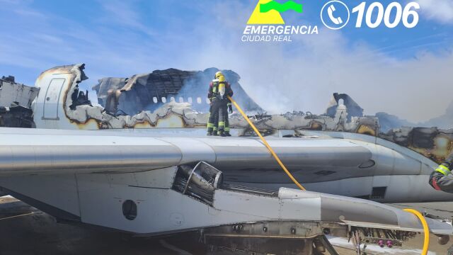 Los bomberos apagan las llamas de un avión Airbus 330 en el aeropuerto de Ciudad Real