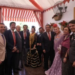 El presidente de la Fundación Cajasol, Antonio Pulido, junto con muchos de los representantes políticos que asistieron a la caseta