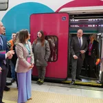 Carnero y Valenzuela bajan del tren de Ouigo durante la inauguración de la línea entre Madrid y Valladolid pasando por Segovia