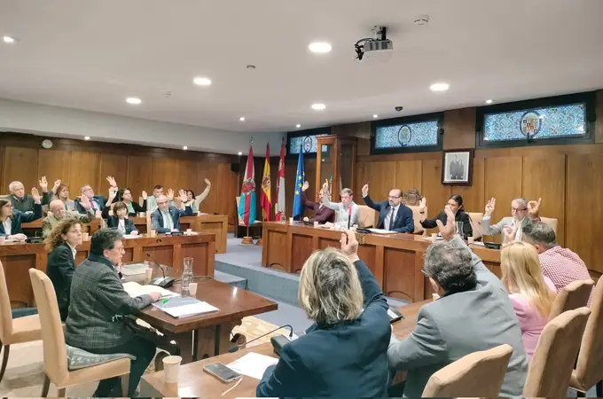 Luz verde e los Presupuestos en Ponferrada en un pleno que condena la agresión al ex alcalde Olegario Ramón