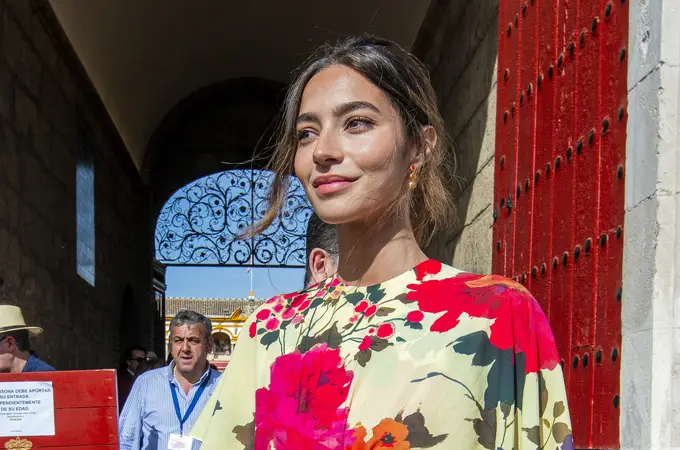 Rocío Crusset es toda la elegancia que le podemos pedir a una tarde de toros en Sevilla con vestido de flores español