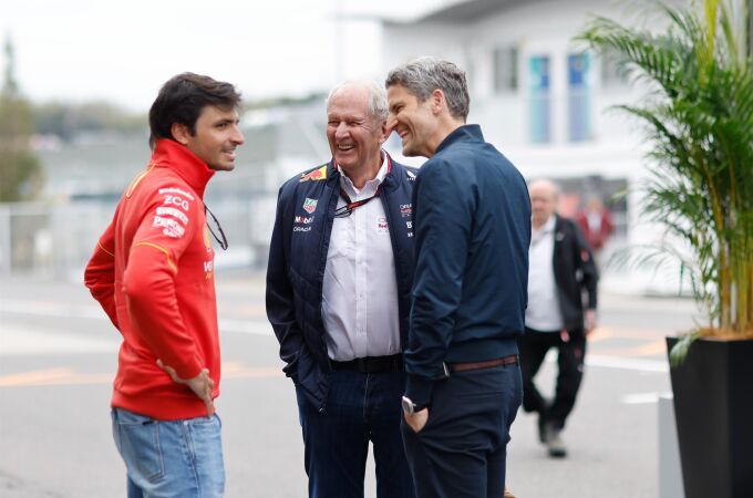 Carlos Sainz dialoga con Helmut Marko (Red Bull)