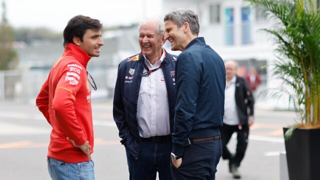 Carlos Sainz dialoga con Helmut Marko (Red Bull)