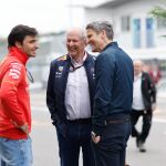 Carlos Sainz dialoga con Helmut Marko (Red Bull)