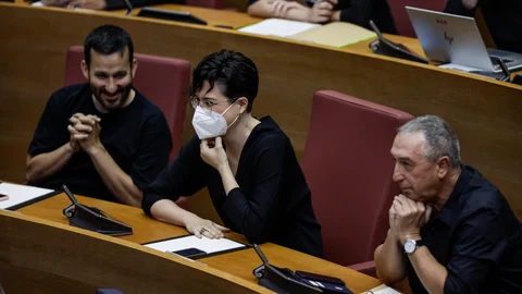El hemiciclo mostró su cariño a la diputada de Compromís Aitana Mas, quien anunció el pasado domingo que padece cáncer
