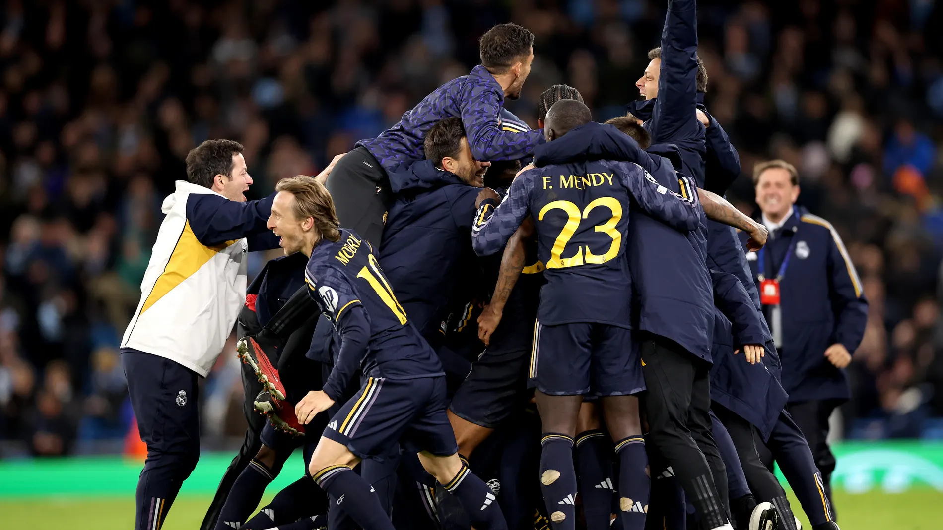 Manchester (United Kingdom), 17/04/2024.- Players of Real Madrid celebrate after winning the penalty shoot-out of the UEFA Champions League quarter final, 2nd leg match between Manchester City and Real Madrid in Manchester, Britain, 17 April 2024. (Liga de Campeones, Reino Unido) EFE/EPA/ADAM VAUGHAN 