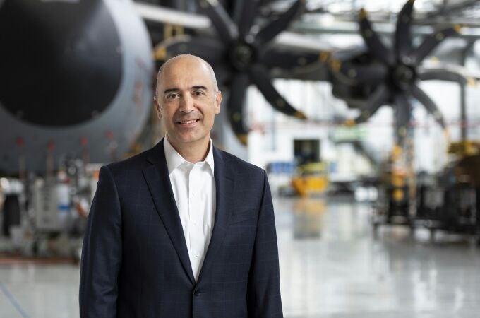 Francisco Javier Sánchez Segura, vicepresidente ejecutivo de Ingeniería para la división de Defence and Space de Airbus, frente al A400M
