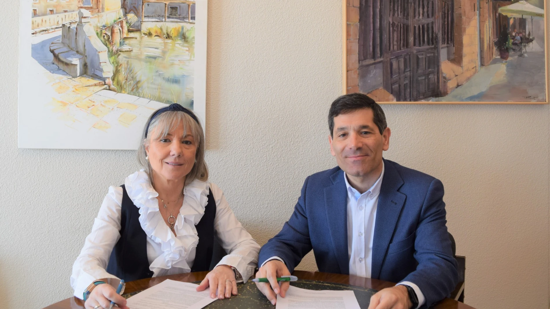La alcaldesa de Aguilar, María José Ortega, y Paco Hevia de Gullón
