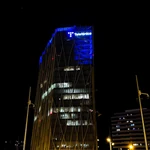 Telefónica ilumina de azul su sede de Barcelona para celebrar su centenario