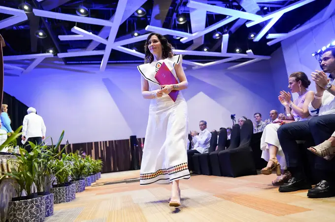 Hablemos del espectacular vestido blanco de Isabel Díaz Ayuso de marca española durante su viaje a México