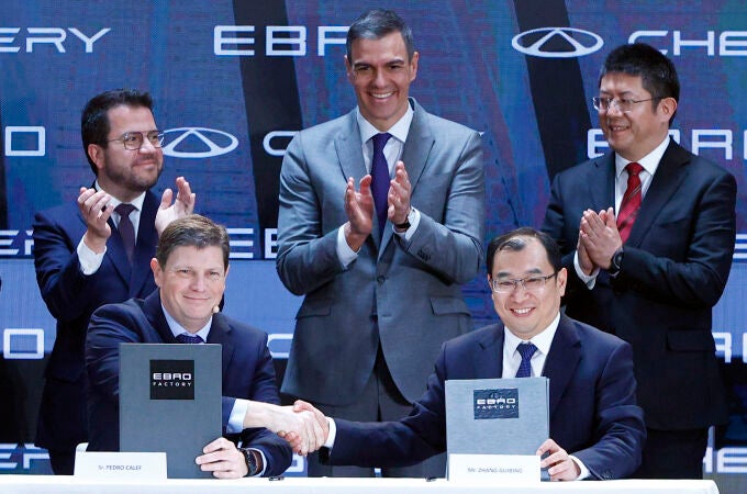 Firma del acuerdo entre Chery y de Ebro-EV Motors para producir vehículos en la antigua Nissan de Barcelona
