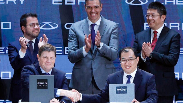Firma del acuerdo entre Chery y de Ebro-EV Motors para producir vehículos en la antigua Nissan de Barcelona