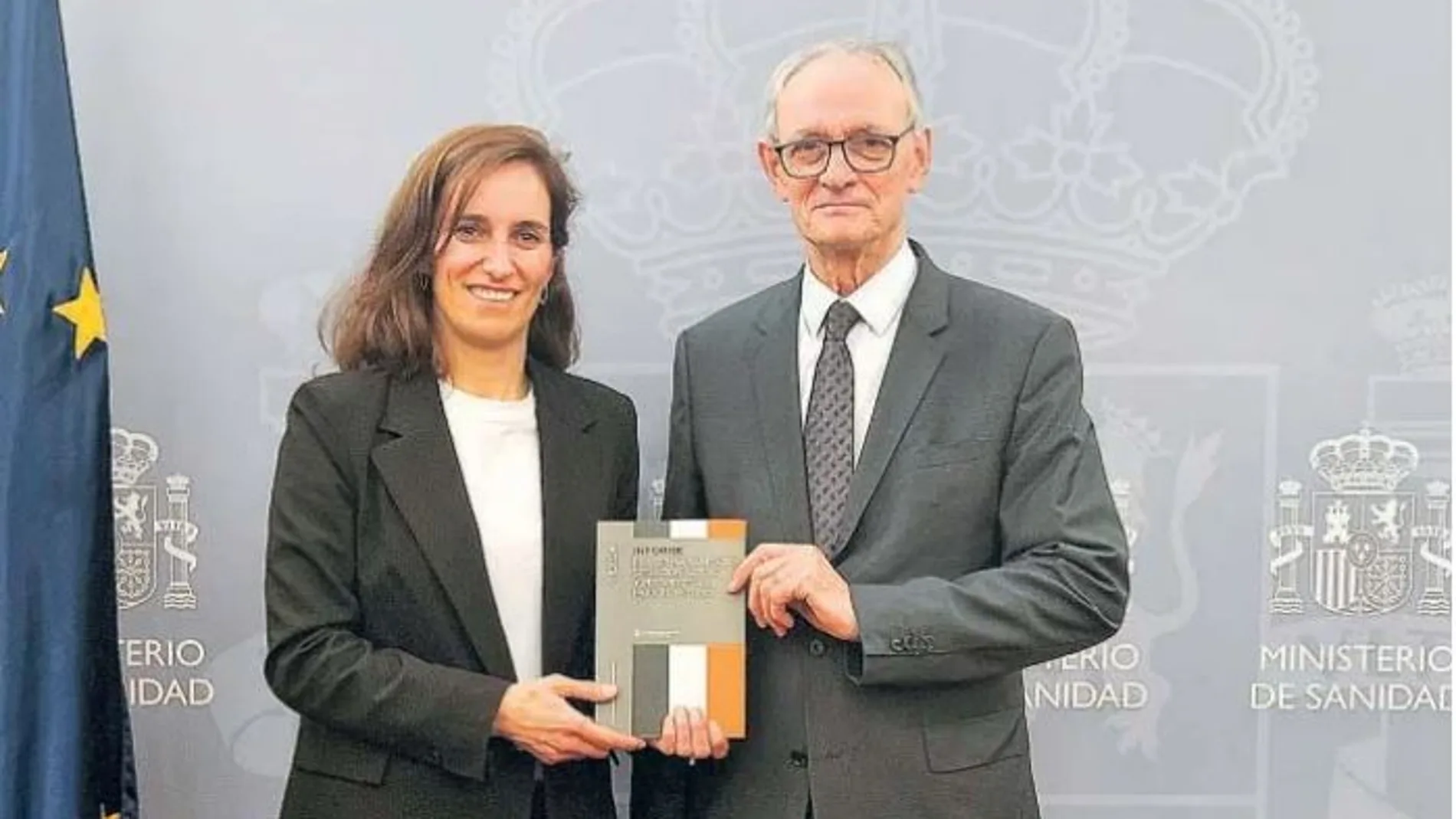 La ministra Mónica García, con el presidente del CES, Antón Costas