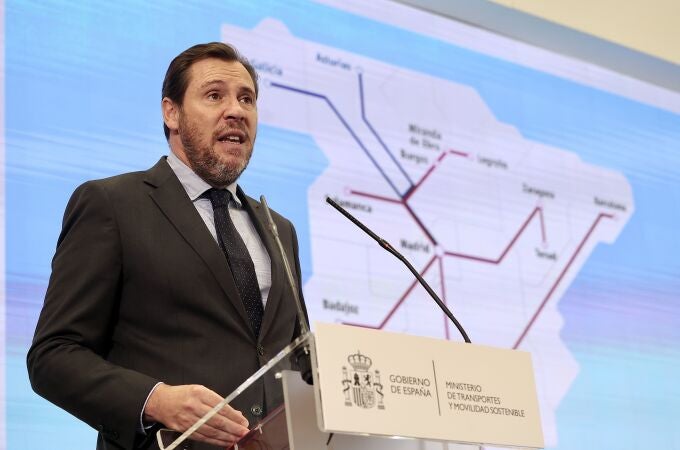 El ministro de Transportes y Movilidad Sostenible, Óscar Puente, atiende a la prensa