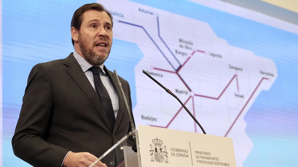 El ministro Puente se mofa de la Junta por pedir el AVE Sevilla-Huelva: “Quiere esto y dos huevos duros”