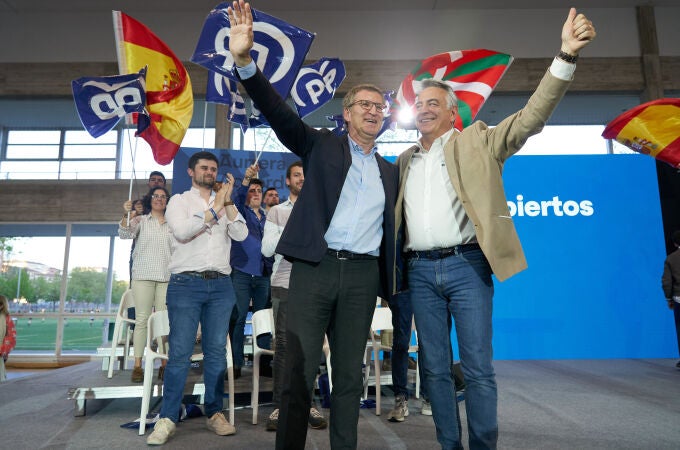 Feijóo acompaña a Javier de Andrés en el cierre de campaña del PP en Vitoria